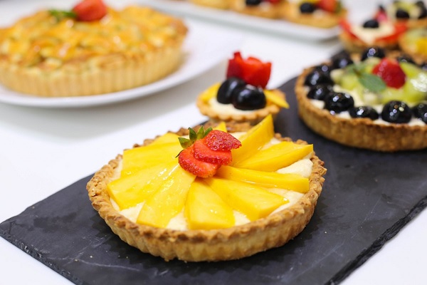 Tart được phủ mặt bởi lớp nhân kem 