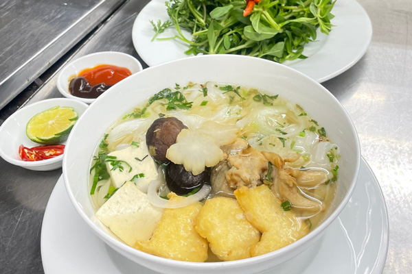 Phở chay với nước dùng ngọt thanh 