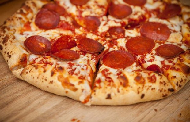 Vật liệu cần chuẩn bị để làm đế bánh pizza tại nhà bằng chảo là gì?
