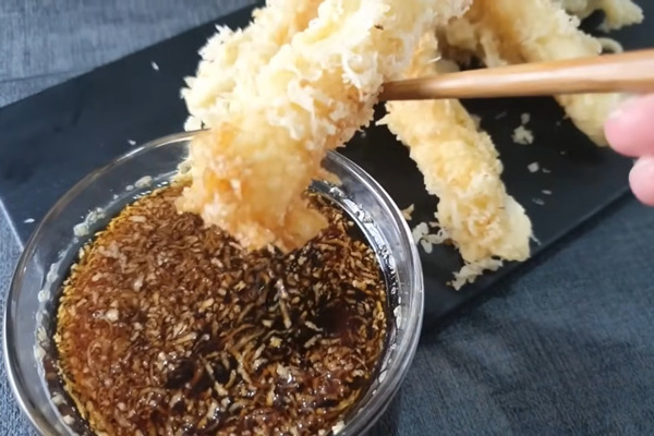 Chấm tempura tôm cùng nước Tentsuyu