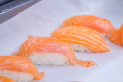 cách làm sushi cá hồi