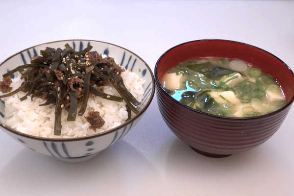 Súp miso ăn cùng với cơm trắng