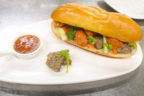 Xíu mại ăn kèm với bánh mì