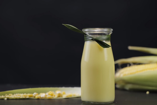 Có thể thay thế lá dứa bằng nguyên liệu gì khi nấu sữa bắp?

