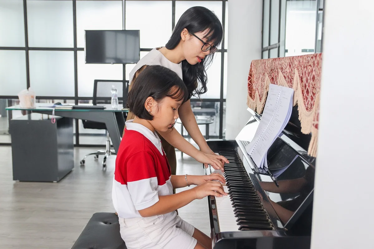 học viên thực hành trên đàn piano