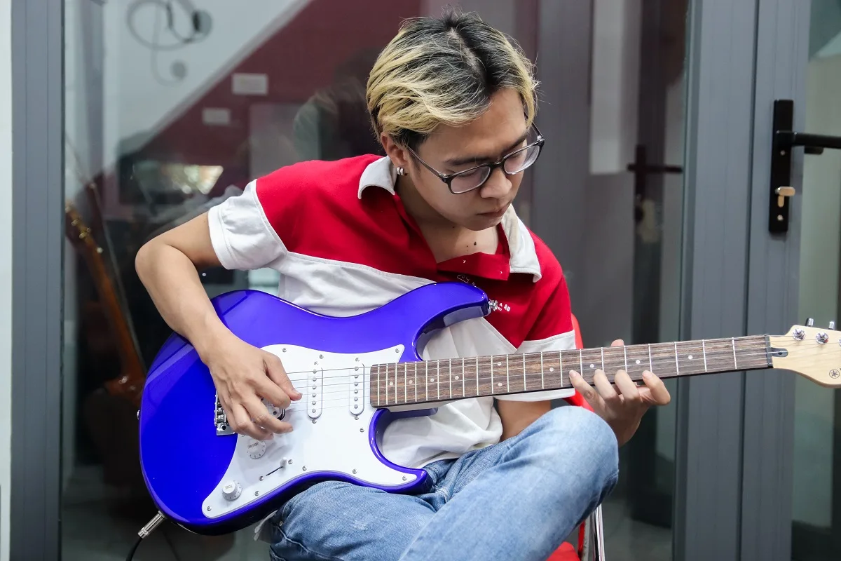 học viên lớp electric guitar