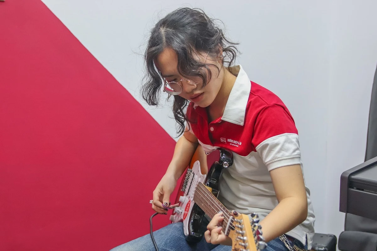 học viên thực hành trên guitar điện