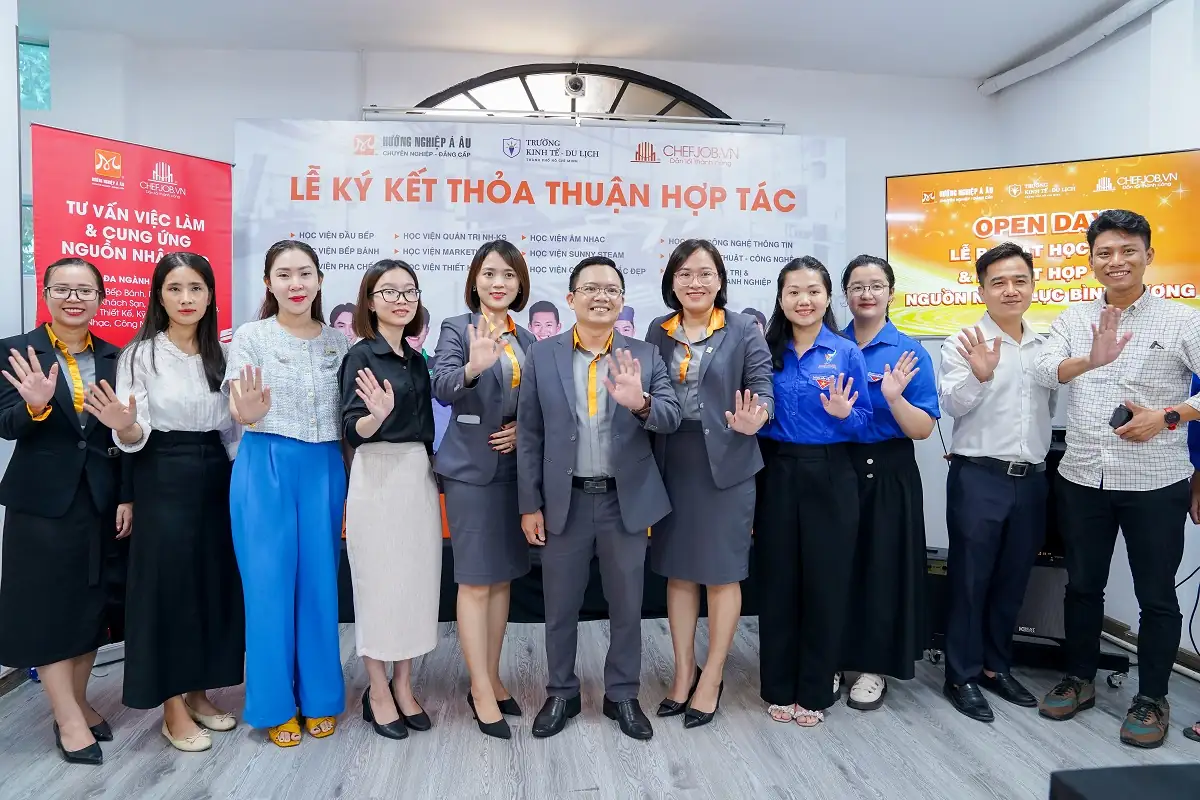 á âu group có12 học viện cùng trường cet