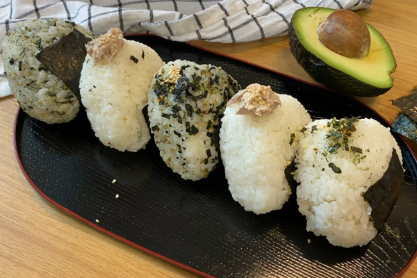 Cơm nắm Onigiri là gì