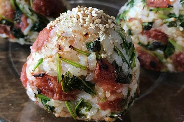 Món cơm nắm Onigiri thịt xông khói