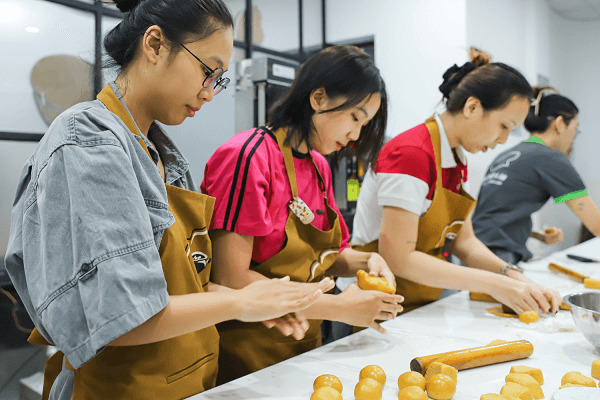 hoạt động làm bánh trung thu