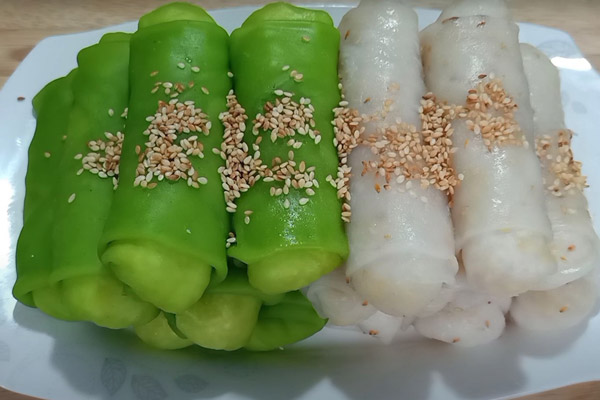 Bánh ướt ngọt tráng bằng chảo