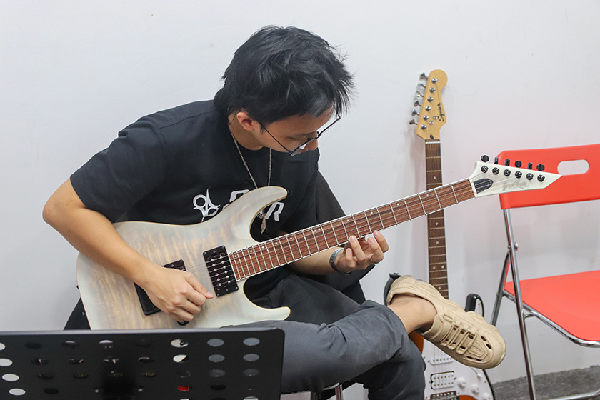 hình ảnh phòng học thực tế lớp học electric guitar cover 02